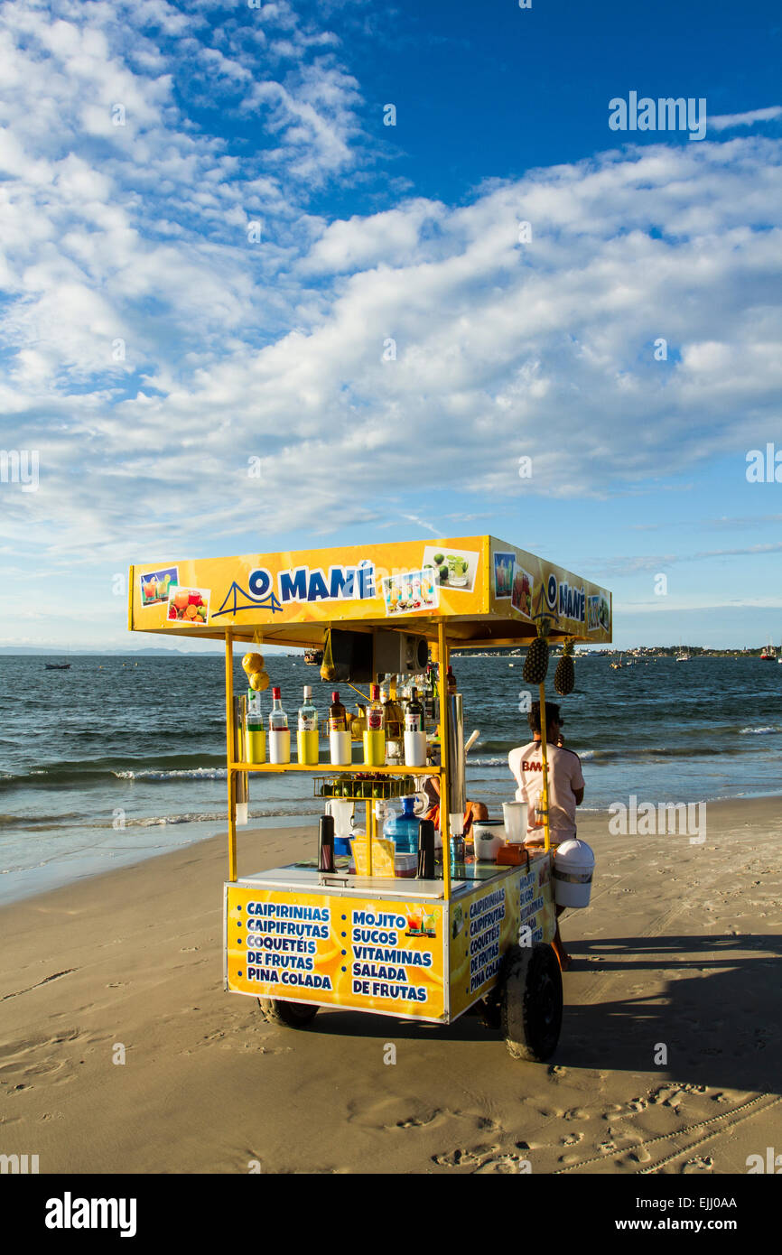 Fornitore di cocktail in spiaggia presso Cachoeira do Bom Jesus Beach. Florianopolis, Santa Catarina, Brasile. Foto Stock