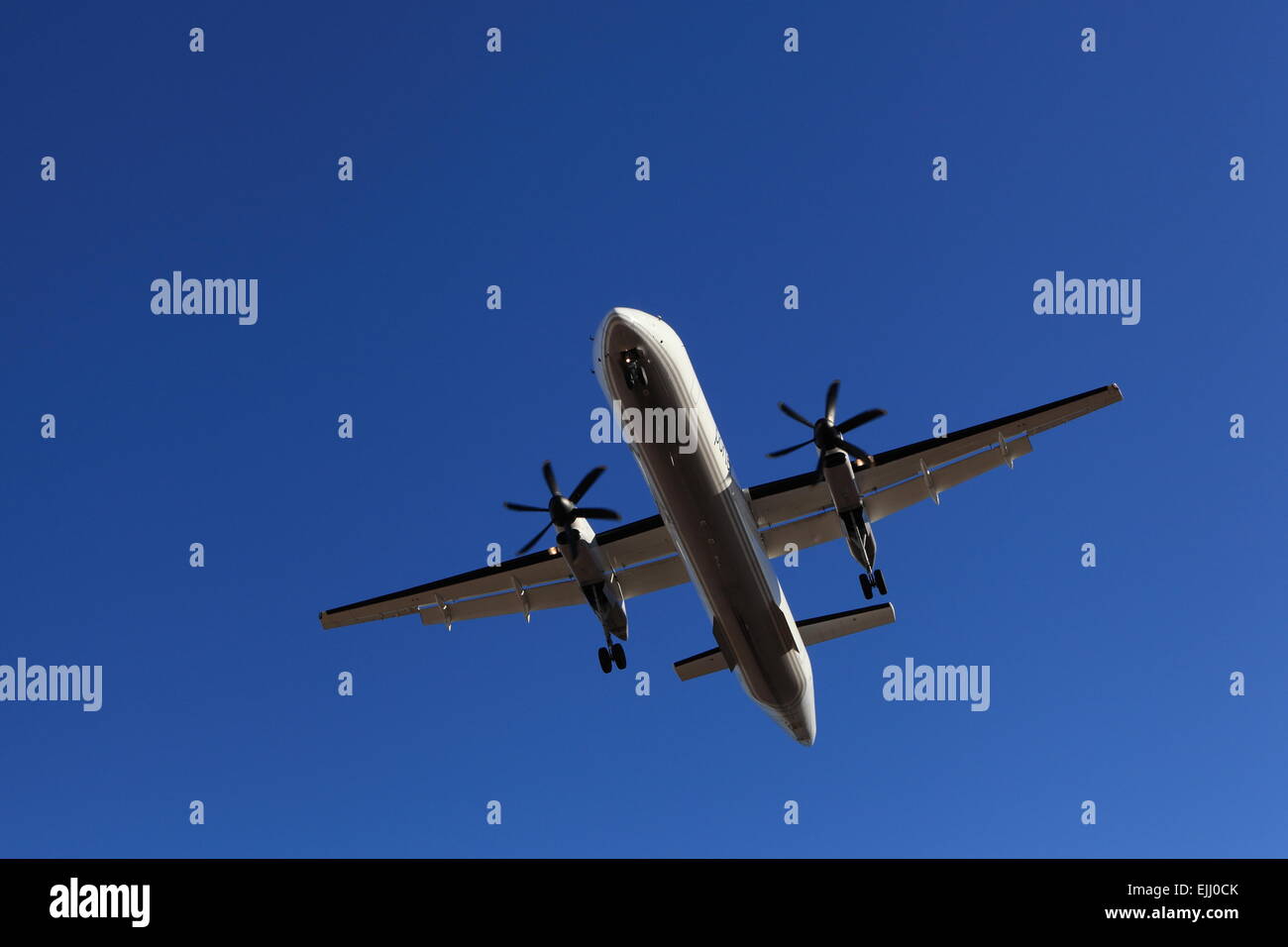 Bombardier DHC-8-402 Q400 C-GKQE Porter Airlines presso YOW Ottawa in Canada, 2 gennaio 2015 Foto Stock