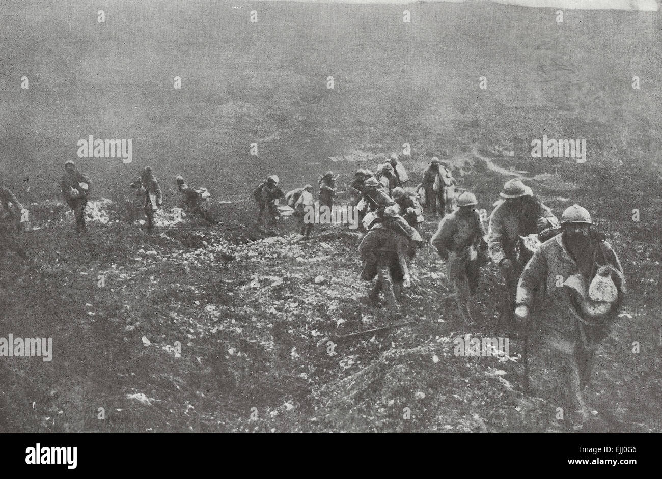 Tornando dopo la riacquisizione di uomo morto Hill - Verdun, Francia 1916 Foto Stock