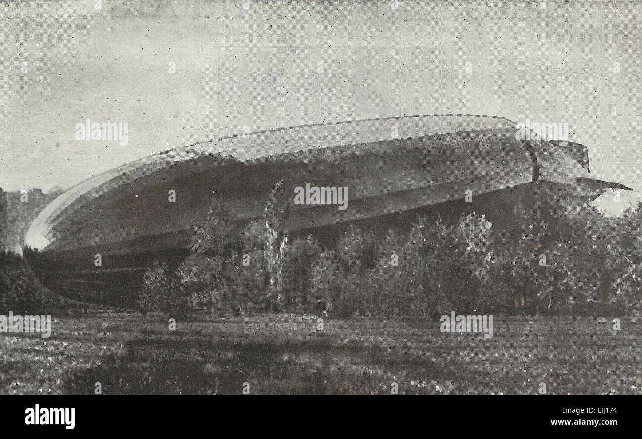 Zeppelin L-49 portato giù a Bourbonne - l'aria piloti ha provato a masterizzare la propria macchina ma sono stati fermati da agricoltori francesi, la guerra mondiale I, 1917 Foto Stock