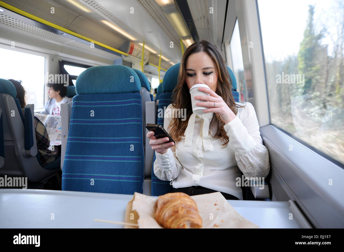 Giovane donna passeggero su una rampa meridionale in treno da Brighton a Londra REGNO UNITO Foto Stock