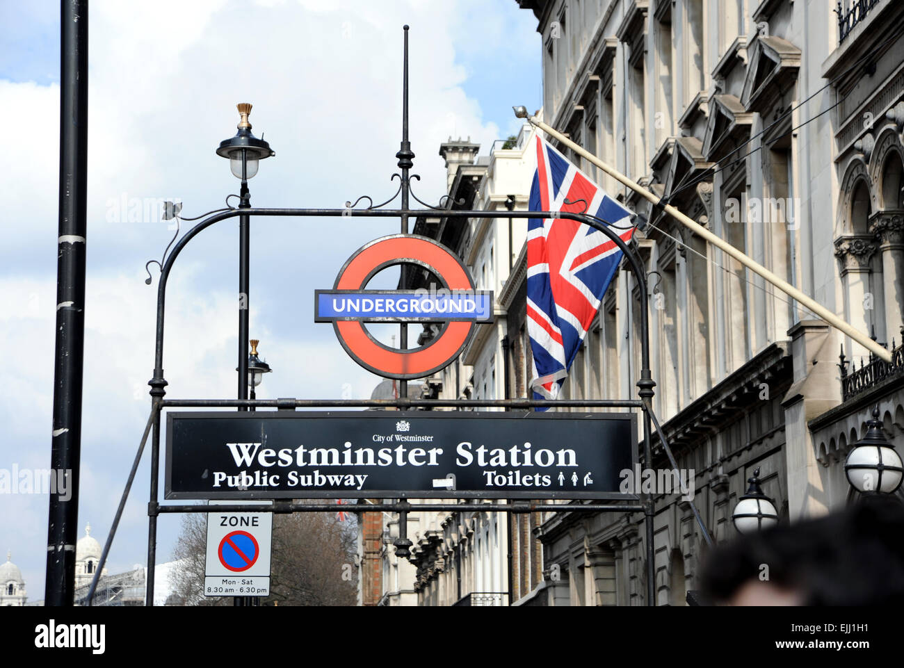 Londra REGNO UNITO - metropolitana di Westminster tube station sistema di trasporti pubblici di Londra Inghilterra REGNO UNITO Foto Stock