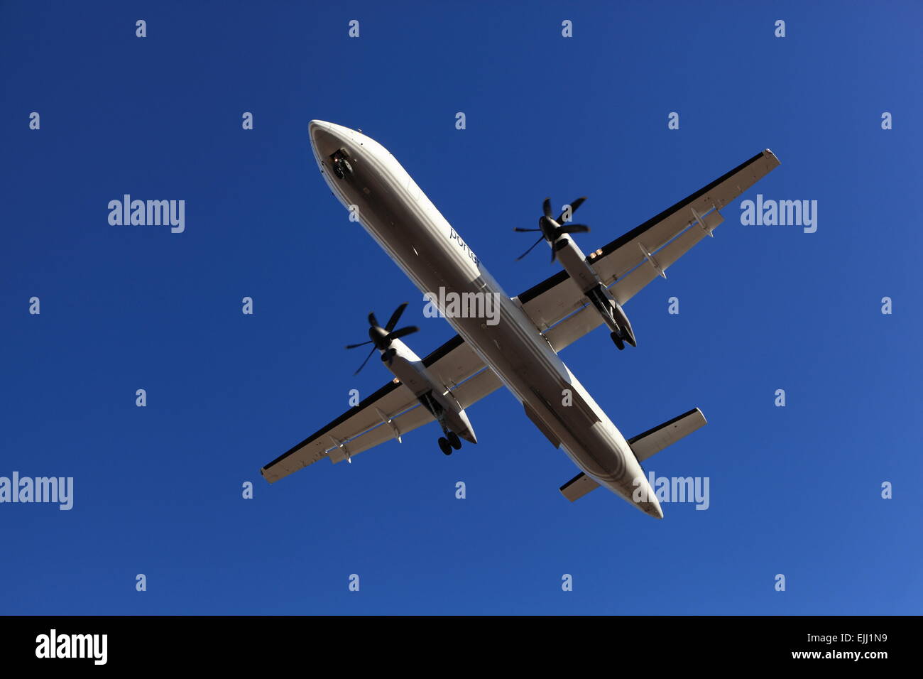 Bombardier DHC-8-402 Q400 C-GKQE Porter Airlines presso YOW Ottawa in Canada, 2 gennaio 2015 Foto Stock