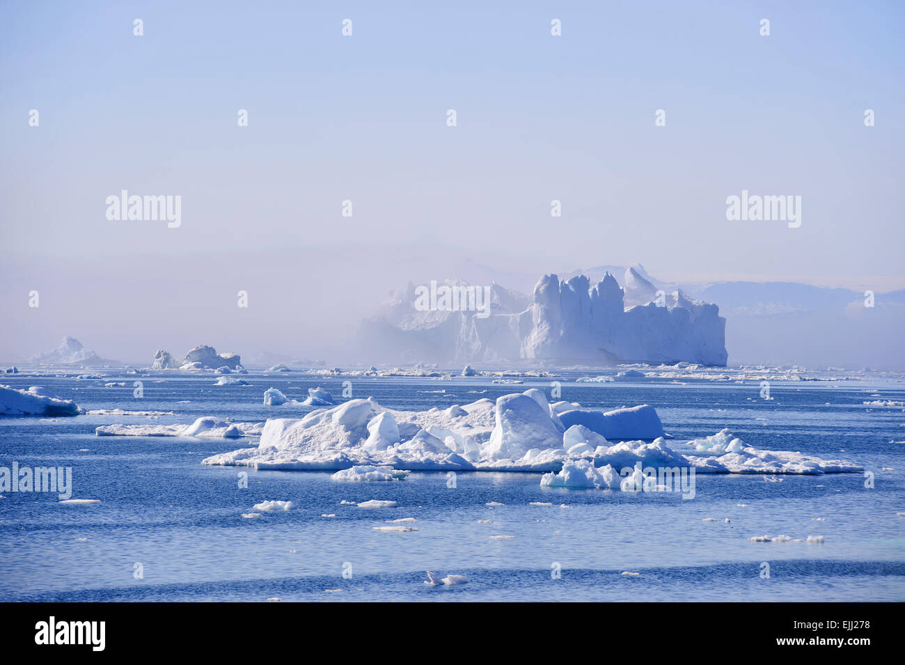 Un enorme castello come iceberg galleggia nella baia di Disko. Questi iceberg sono partorito dal ghiacciaio Jakobshavn. Foto Stock