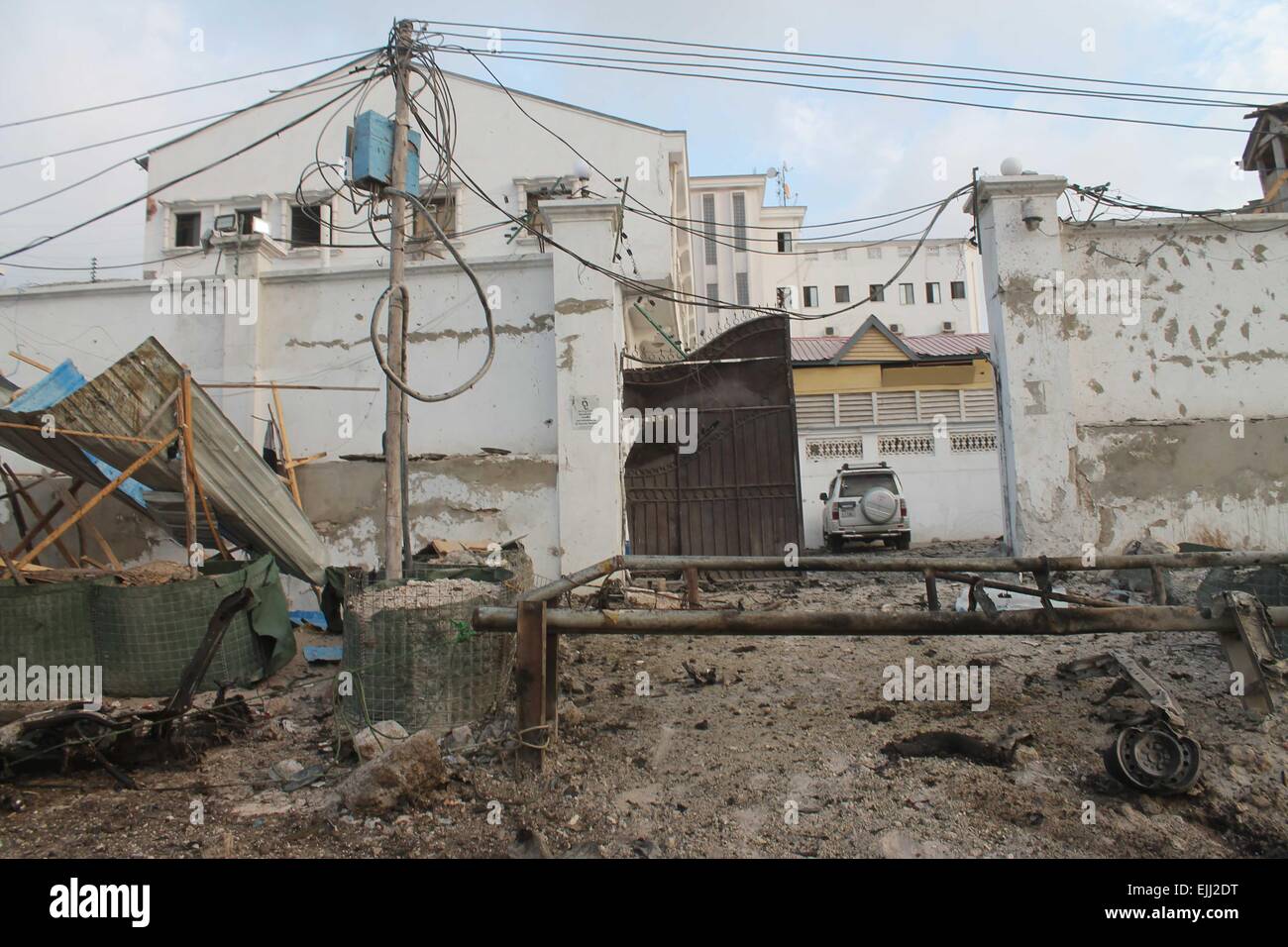 Mogadiscio, Somalia. 27 Mar, 2015. Foto scattata a Marzo 27, 2015 mostra il cancello anteriore di Maka Al-mukarama Hotel dopo un'esplosione a Mogadiscio, capitale della Somalia, il 27 marzo 2015. Almeno cinque persone sono state uccise e decine di feriti in un attentato auto esplosione nella capitale somala Mogadiscio Venerdì, le autorità di polizia hanno confermato. Credito: Abdirahman Hussien/Xinhua/Alamy Live News Foto Stock