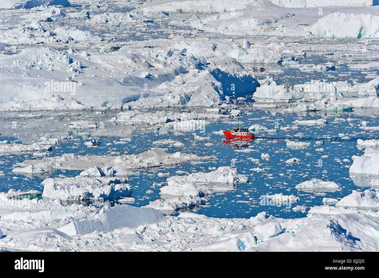 Vista sul icebergs del ghiacciaio Jakobshavn, fuori Illulisat, Groenlandia. Enormi iceberg galleggiante in mare. Foto Stock