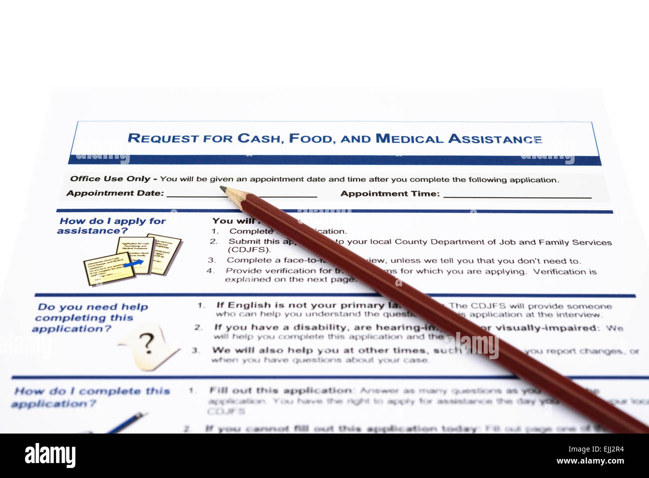 Richiesta di cassa e alimentare un assistente medico modulo di domanda e una matita con tracciato di ritaglio Foto Stock