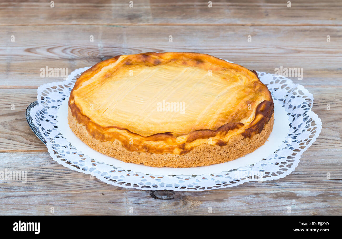 La cheesecake su legno rustico torta top. Foto Stock