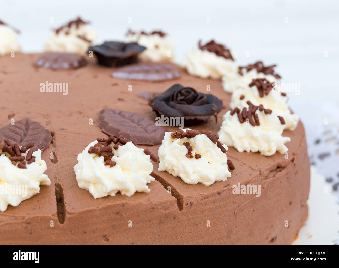 Crema di cioccolato torta dolce con laccio in dettaglio. Foto Stock
