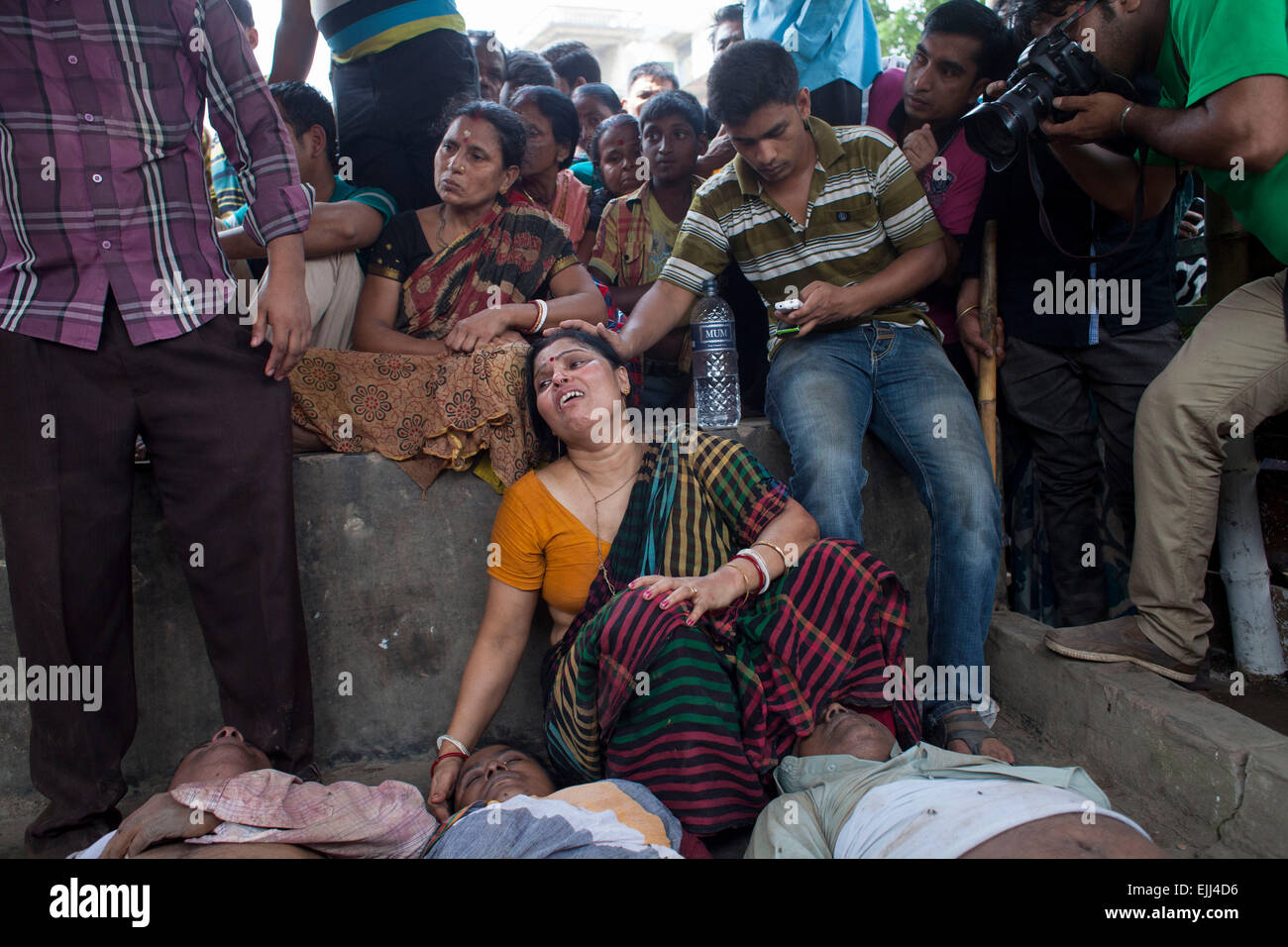 Narayangonj, Bangladesh. 27 Mar, 2015. I parenti sono c asciugatura vicino al corpo morto morto in un parapiglia durante il 'Astami snan', sante indù in bagno il vecchio fiume Brahmaputra. Almeno 10 persone sono morte, tra cui sette donne, in un parapiglia durante il 'Astami snan', sante indù in bagno il vecchio fiume Brahmaputra, a Langalbandh, Narayanganj Distretto in Bangladesh Credito: zakir hossain chowdhury zakir/Alamy Live News Foto Stock