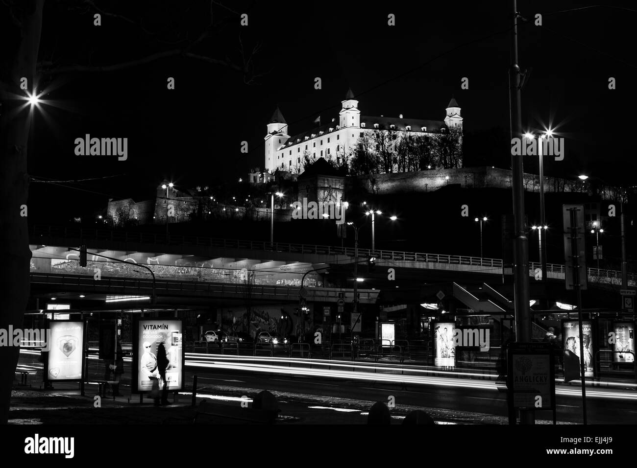Ponte di UFO in Bratislava durante le ore di buio. Foto Stock