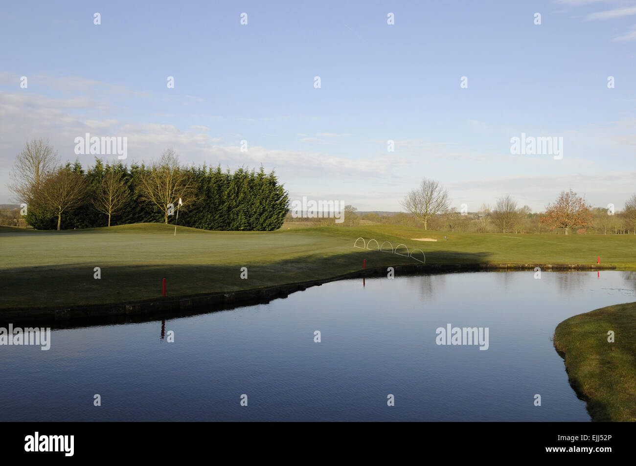 Vista sul laghetto al XVIII verde a Toot Hill Golf Club Ongar Essex Inghilterra Foto Stock