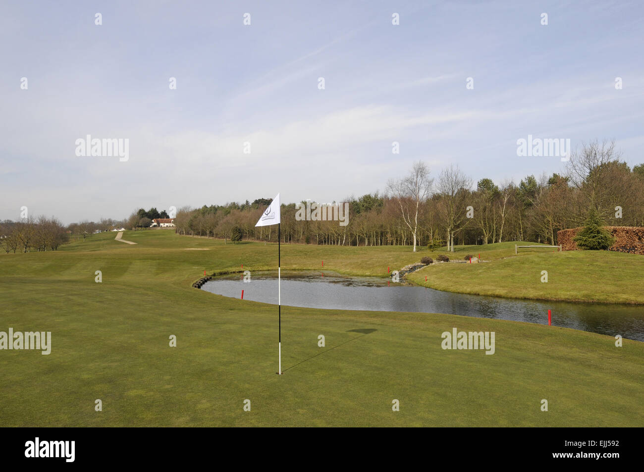 Vista la XVIII verde a stagno accanto al green verso il fairway e il raccordo a T in corrispondenza di Toot Hill Golf Club Ongar Essex Inghilterra Foto Stock