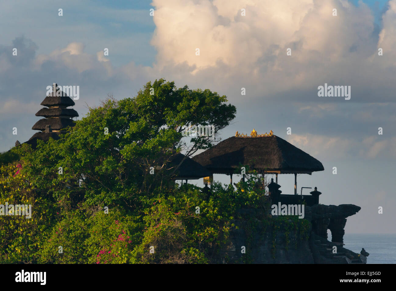 Tanah Lot all'alba. Isola di Bali, Indonesia Foto Stock