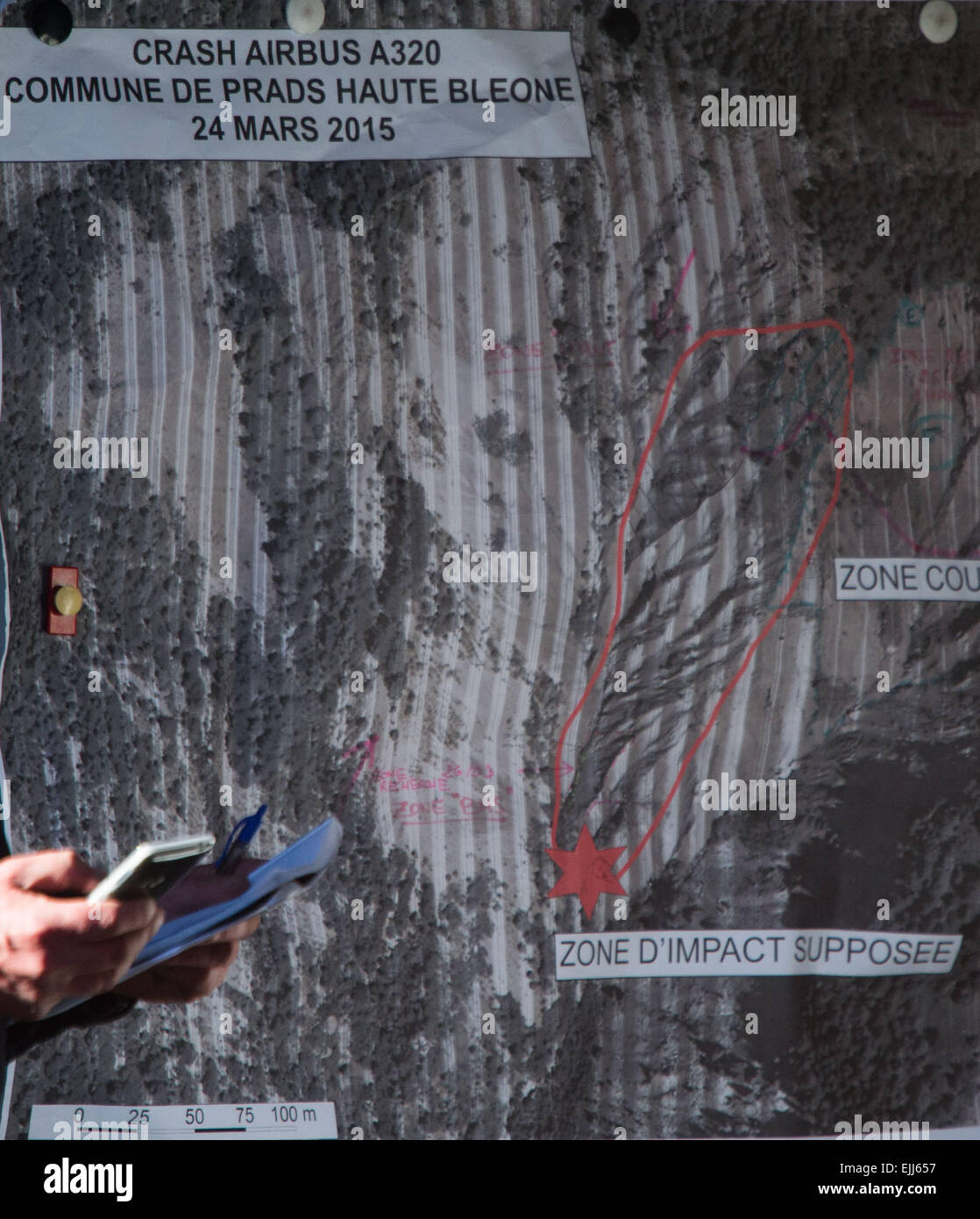 Una mappa con il crash area dell'A320 contrassegnata in rosso, fotografato a una polizia conferenza stampa in Seyne les Alpes, Francia, 27 marzo 2015. A Germanwings Airbus A320 si è schiantato nelle Alpi francesi il 24 marzo 2015. Foto: PETER KNEFFEL/dpa Foto Stock