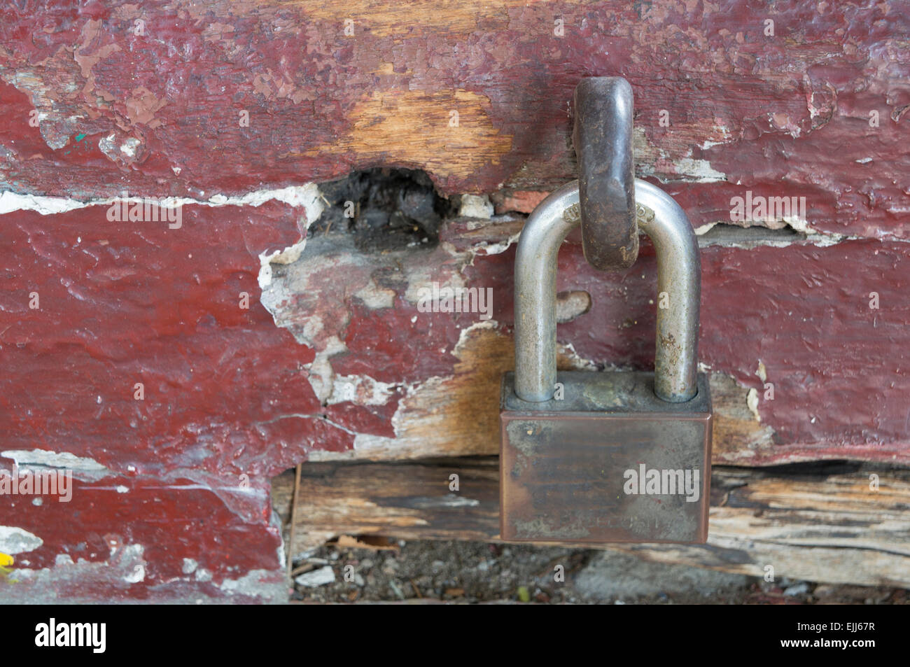 Lucchetto di bloccaggio serrato in legno vecchio rustico di antiquariato Foto Stock