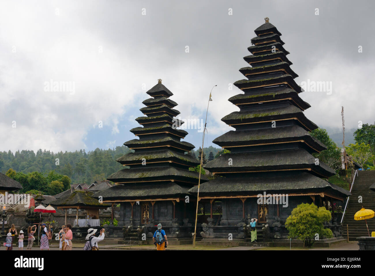 I turisti alla madre il Tempio di Besakih, il più importante e più grande e più sacro tempio di religione indù a Bali, in Indonesia Foto Stock