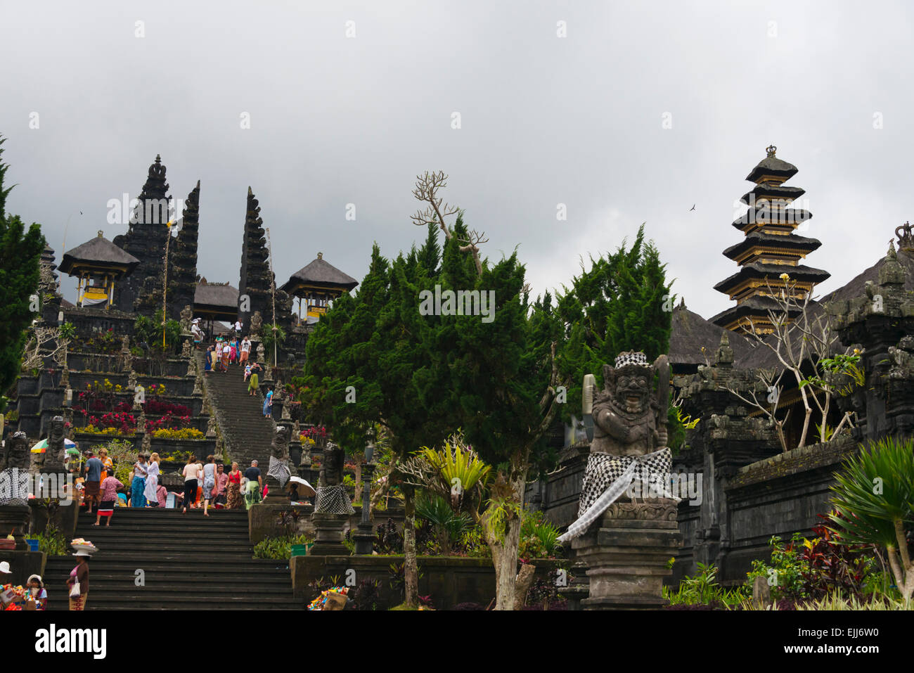 I turisti alla madre il Tempio di Besakih, il più importante e più grande e più sacro tempio di religione indù a Bali, in Indonesia Foto Stock