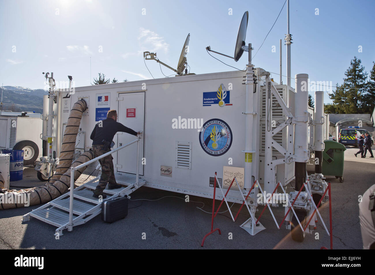 La sede delle operazioni di crisi in centro in Seyne les Alpes, Francia, 27 marzo 2015. A Germanwings Airbus A320 si è schiantato vicino nelle Alpi francesi il 24 marzo 2015. Foto: DANIEL KARMANN/dpa Foto Stock