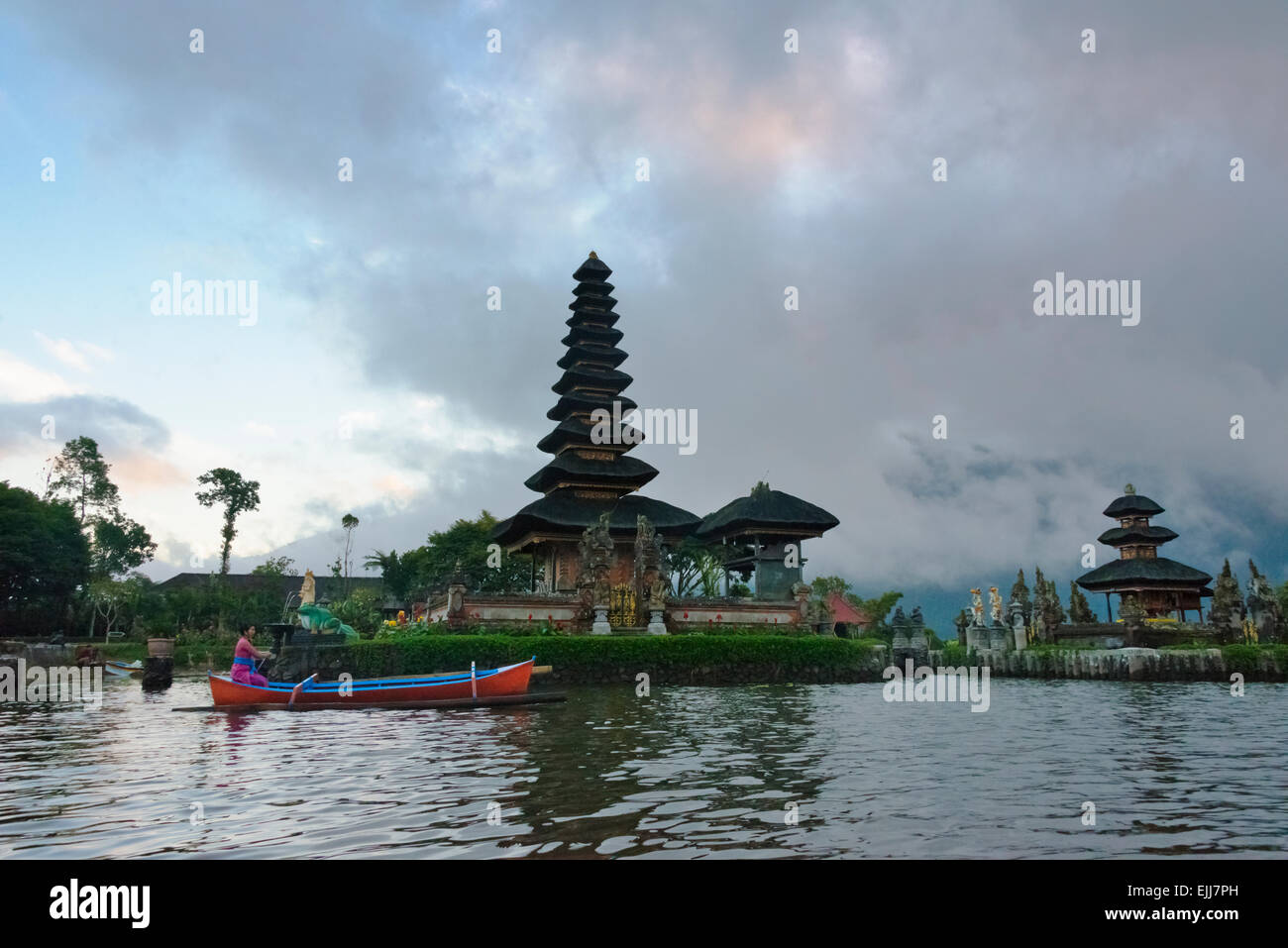 Ragazza in barca con Pura Ulun Danu Bratan acqua tempio, isola di Bali, Indonesia Foto Stock