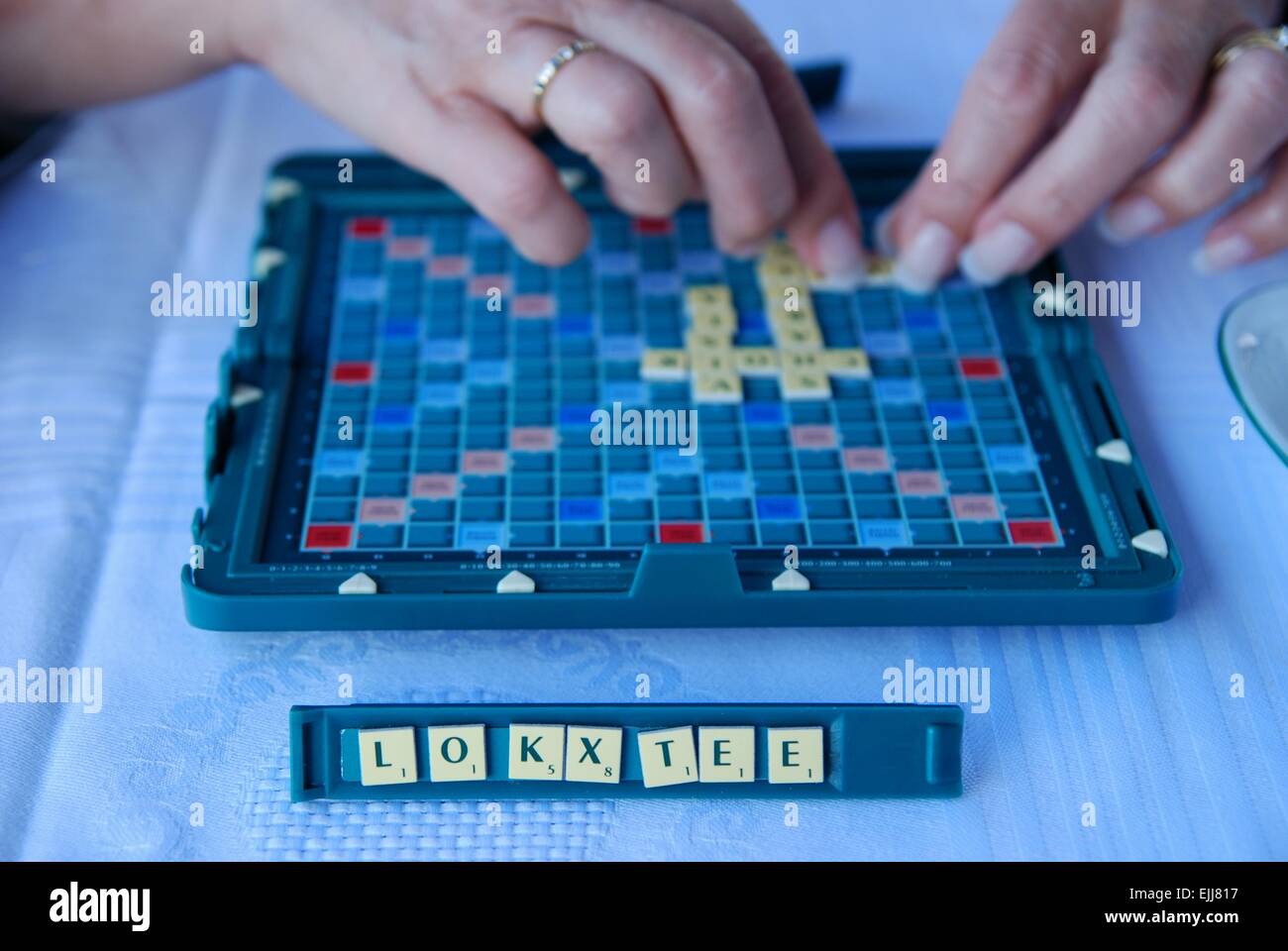 Mani femminili che giocano Scrabble Foto Stock