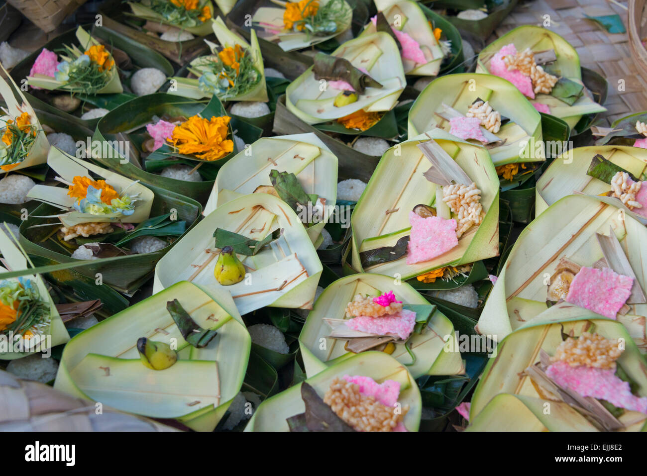 Fare offerta con foglie di palma, isola di Bali, Indonesia Foto Stock