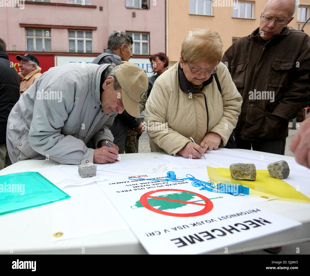 Bohumin, Repubblica Ceca. 27 Mar, 2015. Le persone a firmare la petizione durante la protesta del KSCM (Partito Comunista di Boemia e Moravia) in Bohumin, Repubblica Ceca, Marzo 27, 2015. Sette decine di persone hanno partecipato alla riunione di protesta contro il convoglio americano in transito attraverso la Repubblica ceca. © Petr Sznapka/CTK foto/Alamy Live News Foto Stock