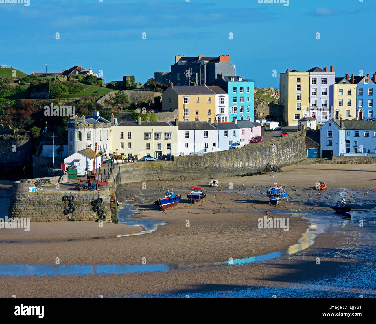 La spiaggia e il porto, con la bassa marea, Tenby, Pembrokeshire, Wales UK Foto Stock