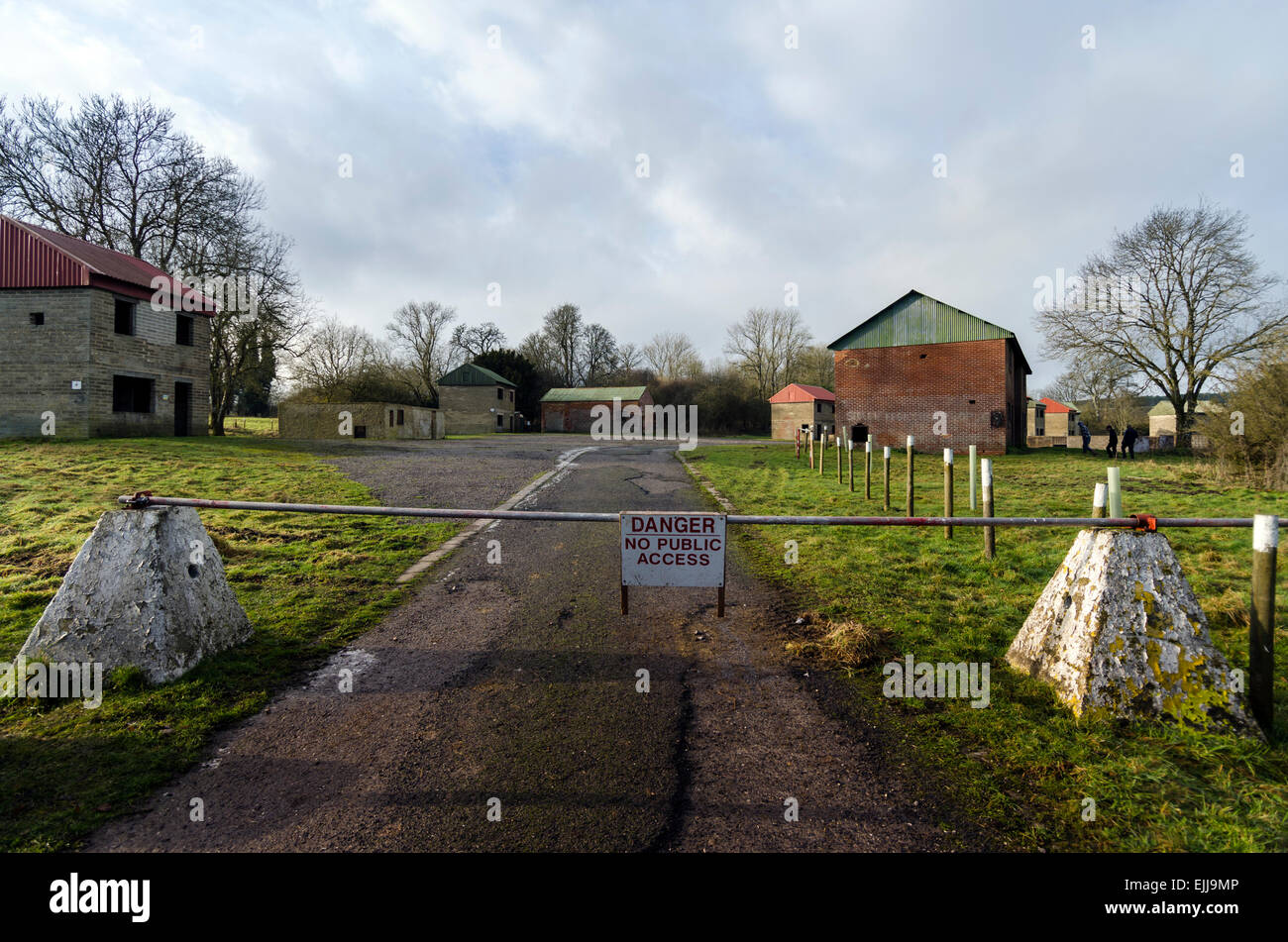 Urban Warfare Training Center presso il villaggio fantasma di Imber su Salisbury Plain, Wiltshire, Inghilterra, Regno Unito. Foto Stock