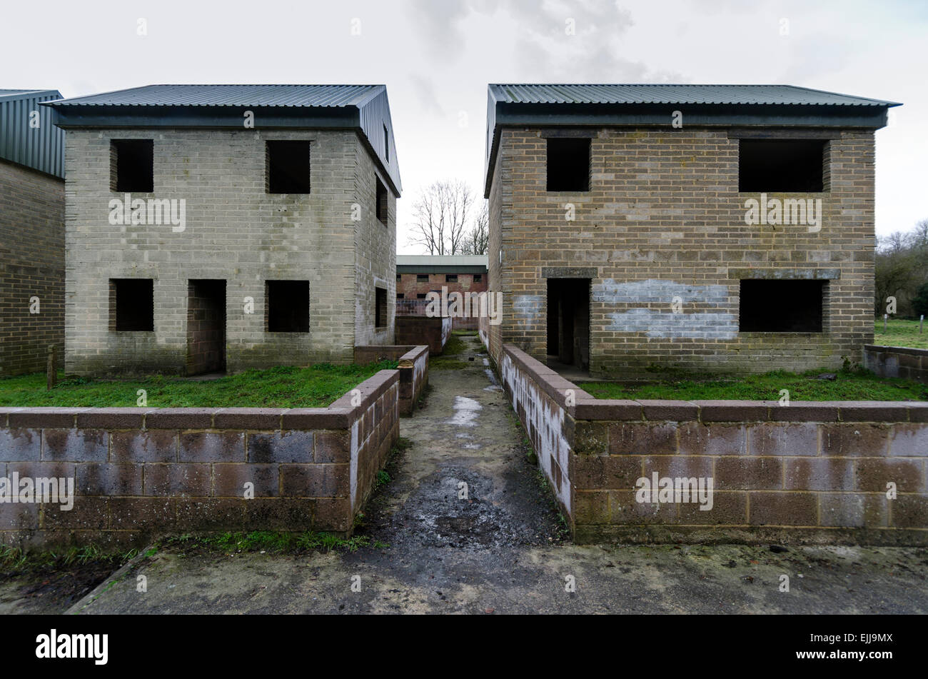 Urban Warfare Training Center presso il villaggio fantasma di Imber su Salisbury Plain, Wiltshire, Inghilterra, Regno Unito. Foto Stock