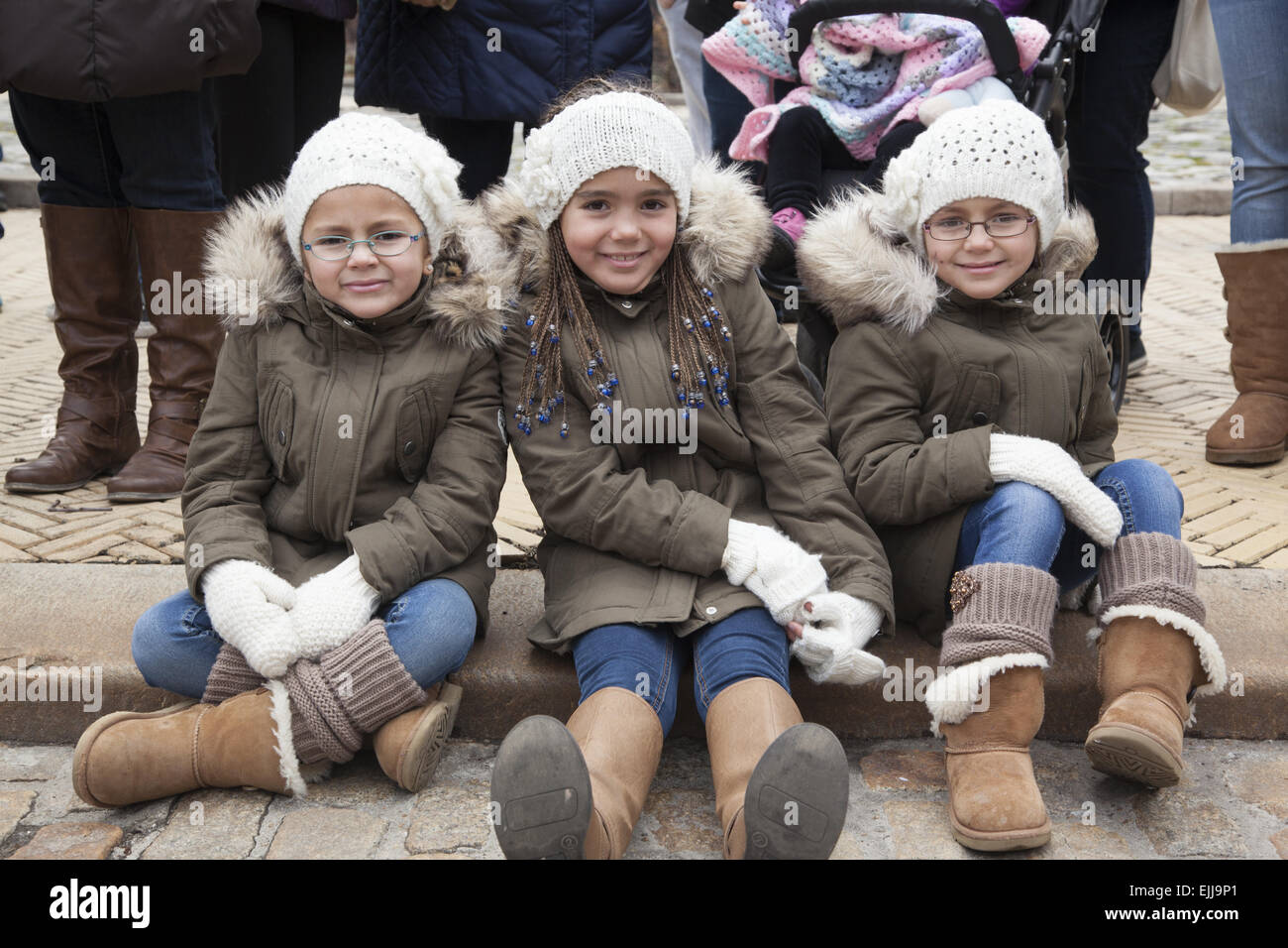 Tre 'dress simili' sorelle godetevi l annuale il giorno di San Patrizio Irish American Parade di Park Slope, Brooklyn, New York. Foto Stock