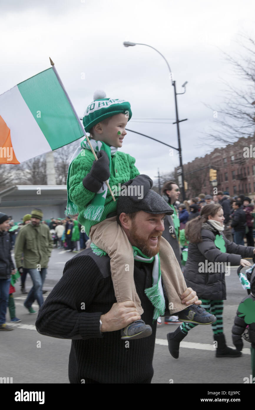 Irish American papà e figlio alla festa di San Patrizio Parade di Park Slope, Brooklyn, New York. Foto Stock