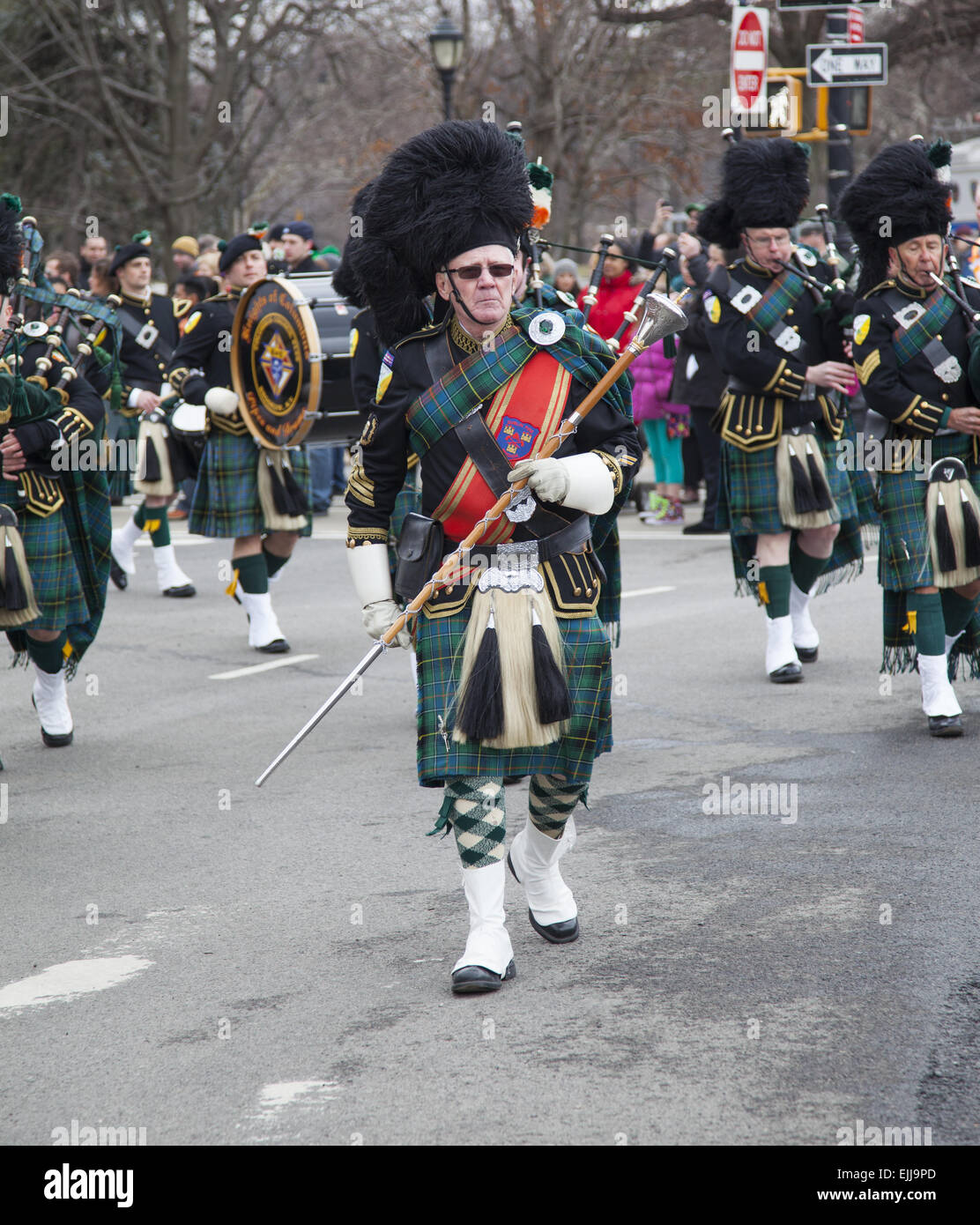 Bagpipers in full regalia a marzo per la festa di San Patrizio Parade di Park Slope, Brooklyn, New York Foto Stock