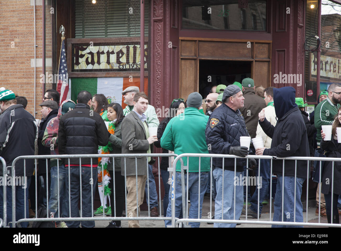 Dopo la giornata irlandese Parade di Park Slope, Brooklyn, le persone si radunano presso il famoso old Farrell's Bar per un brindisi sul Prospect Park W Foto Stock