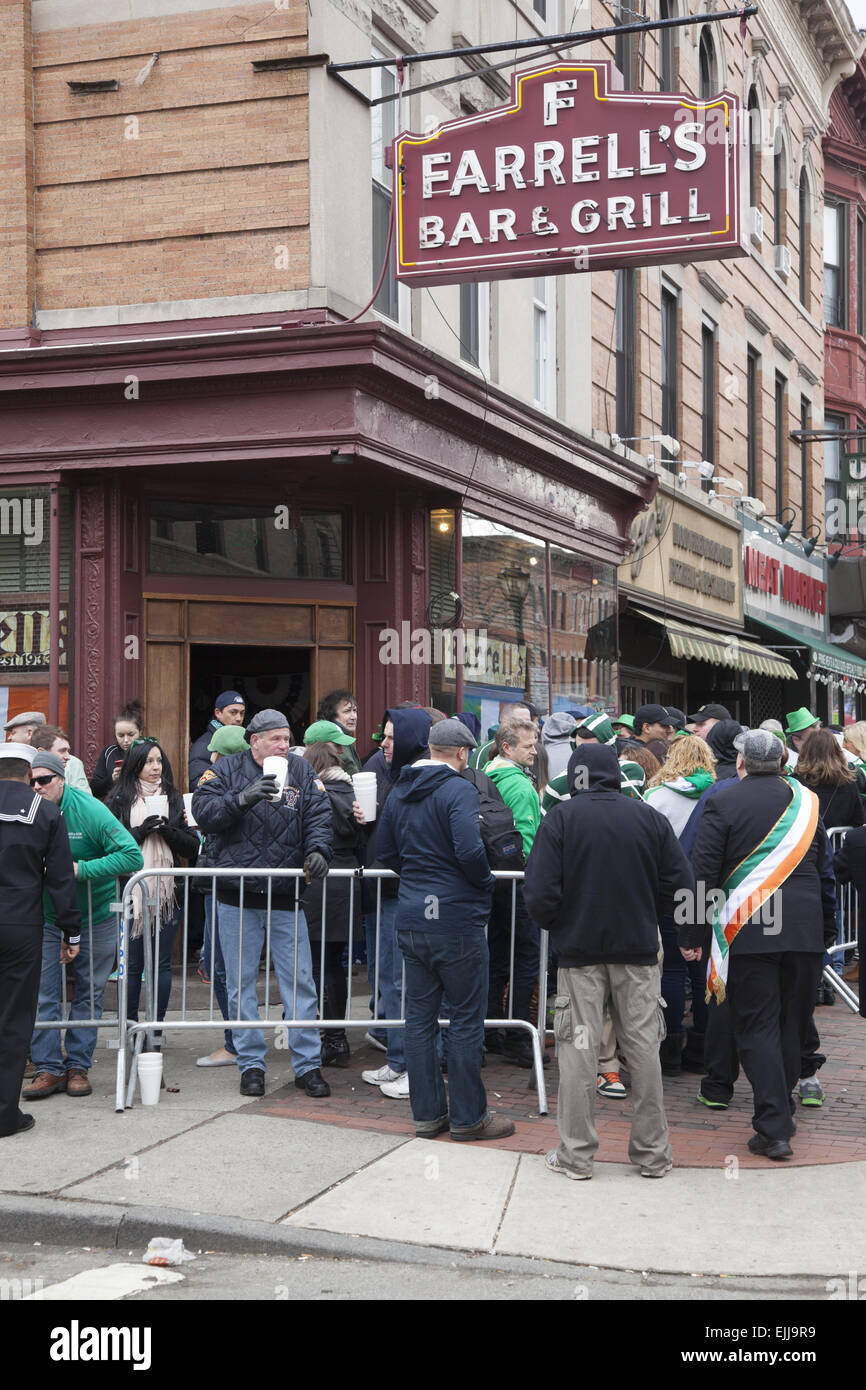 Dopo la giornata irlandese Parade di Park Slope, Brooklyn, le persone si radunano presso il famoso old Farrell's Bar per un brindisi sul Prospect Park W Foto Stock