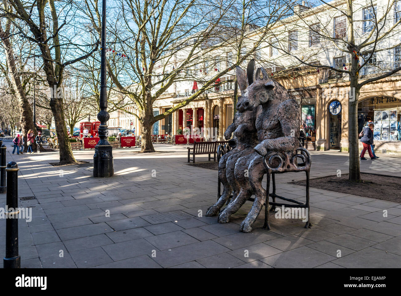 La lepre e il MINOTAURO è una scultura in Cheltenham Gloucestershire da Sophie Ryder Foto Stock