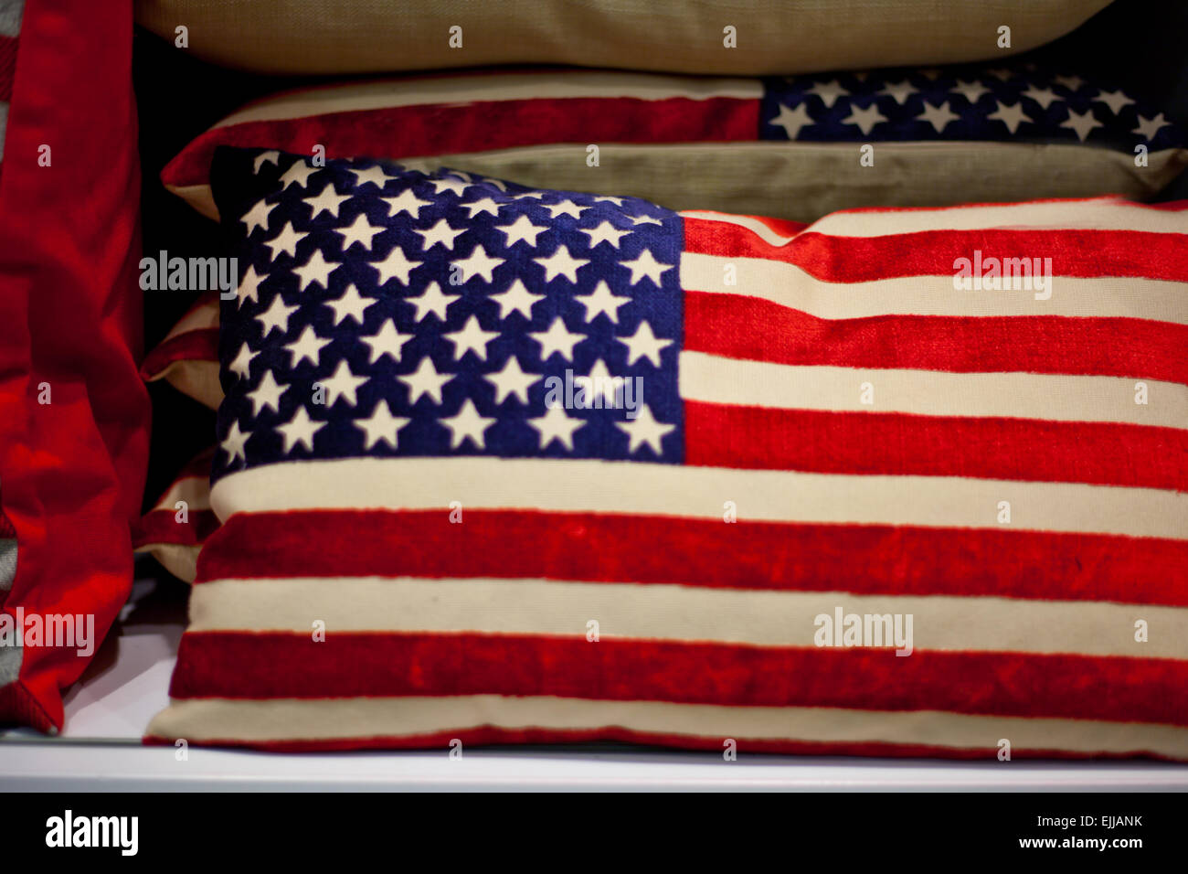 Bandiera americana cuscino sulla vendita. Messa a fuoco selettiva Foto Stock