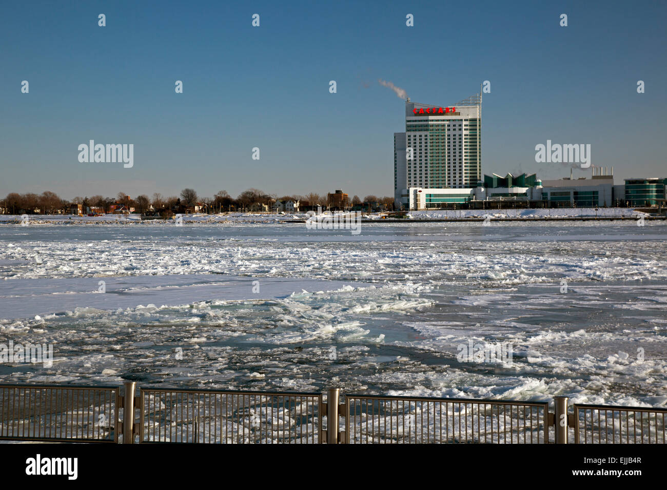 Detroit, Michigan - Il fiume Detroit in inverno, fotografato a Detroit. Caesars Windsor casino è al di là del fiume. Foto Stock