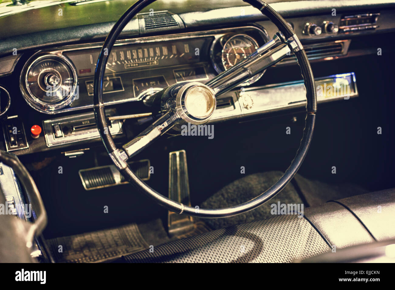 Vecchio vintage classic nero auto volante e sul cruscotto Foto Stock