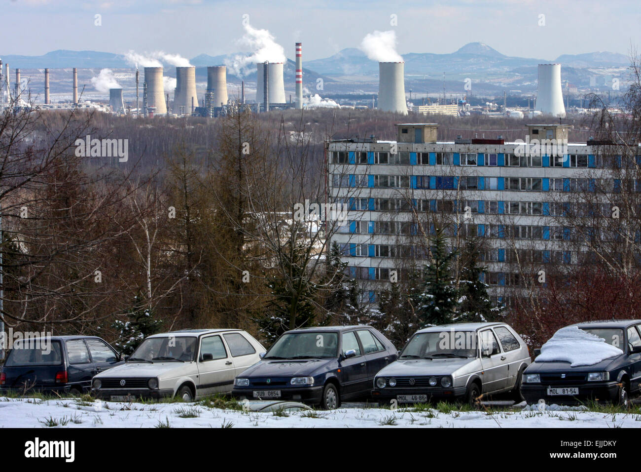 Città della Boemia settentrionale - Litvinov Repubblica Ceca emissioni di energia prefabbricata, tenuta abitativa, inquinamento atmosferico da impianti elettrici paesaggio industriale in inverno Foto Stock