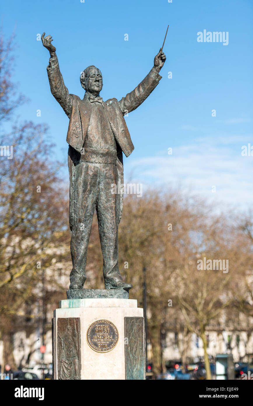 Statua di musica del compositore Gustav Holst in giardini imperiali, Cheltenham, la città dove visse Holst. Foto Stock