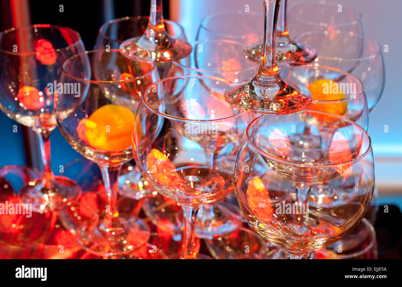 Un sacco di bicchieri di vino con orange all'interno di preparati per servire in un bar Foto Stock
