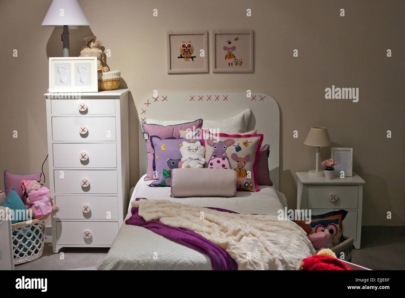 Bambini moderna stanza piena di giocattoli, bodies e cuscini Foto Stock