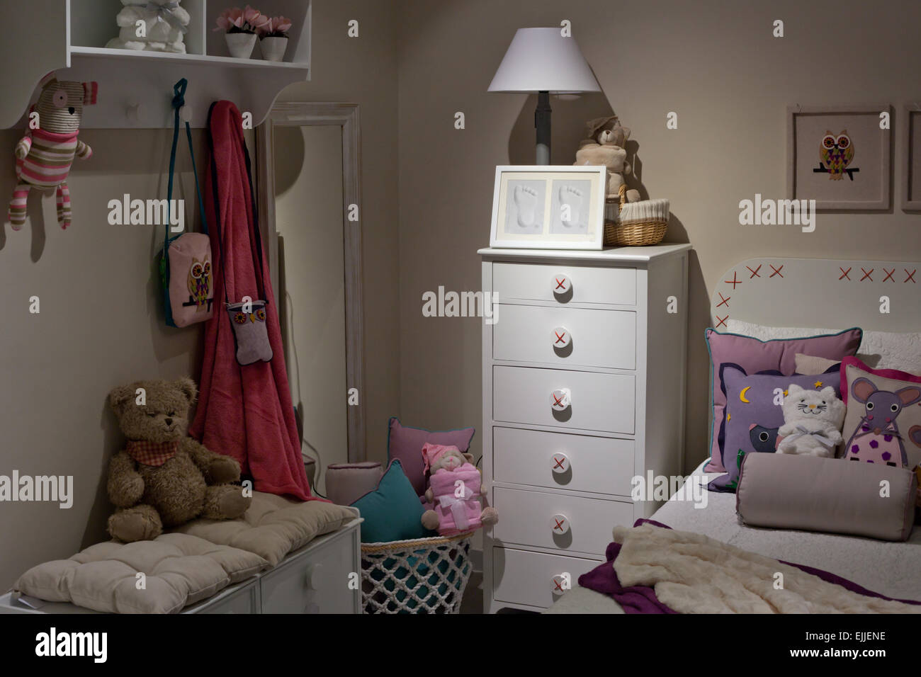 Bambini moderna stanza piena di giocattoli, bodies e cuscini Foto Stock