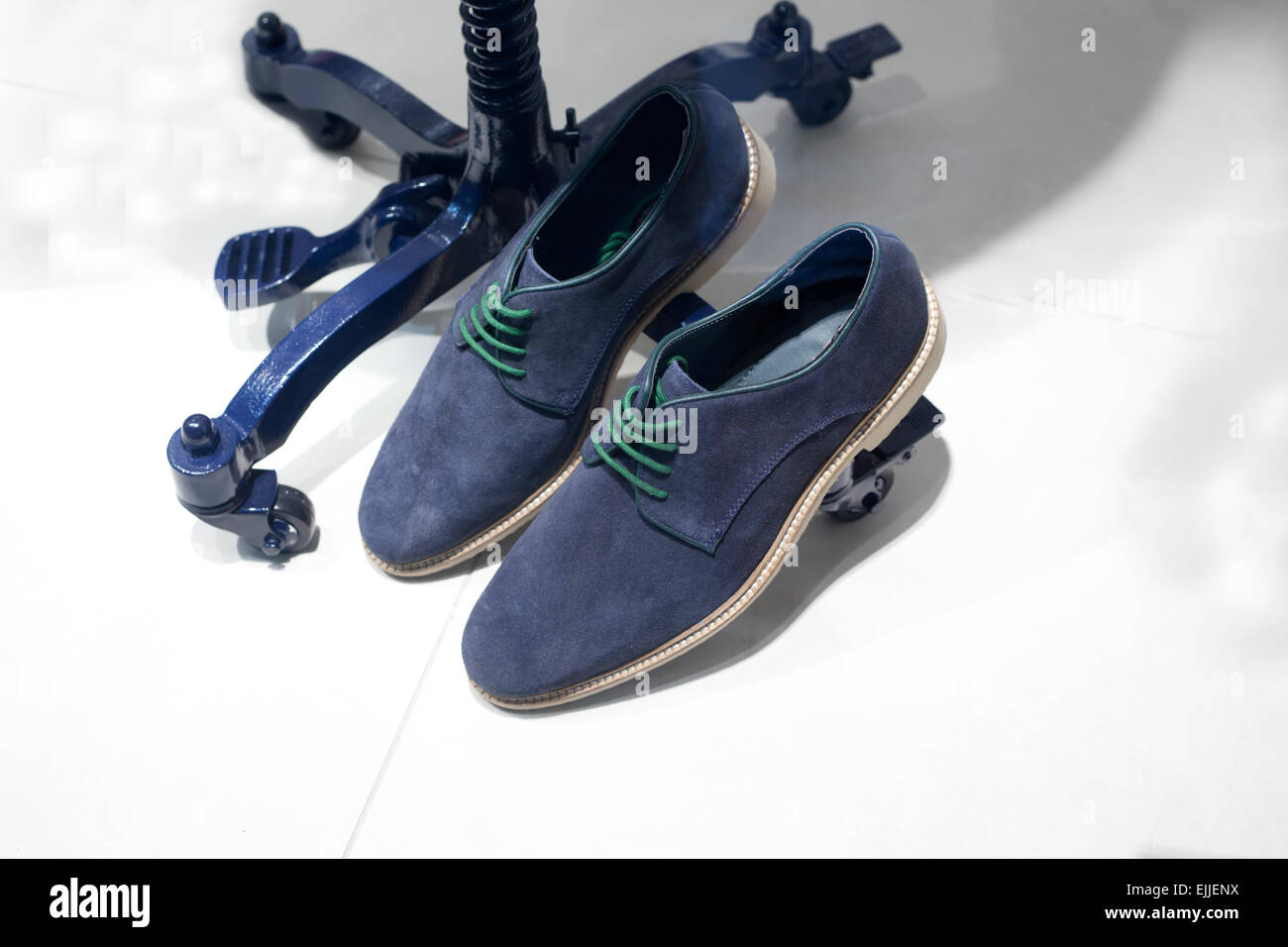 Blue Suede scarpe casual manequin su di un supporto in metallo Foto Stock