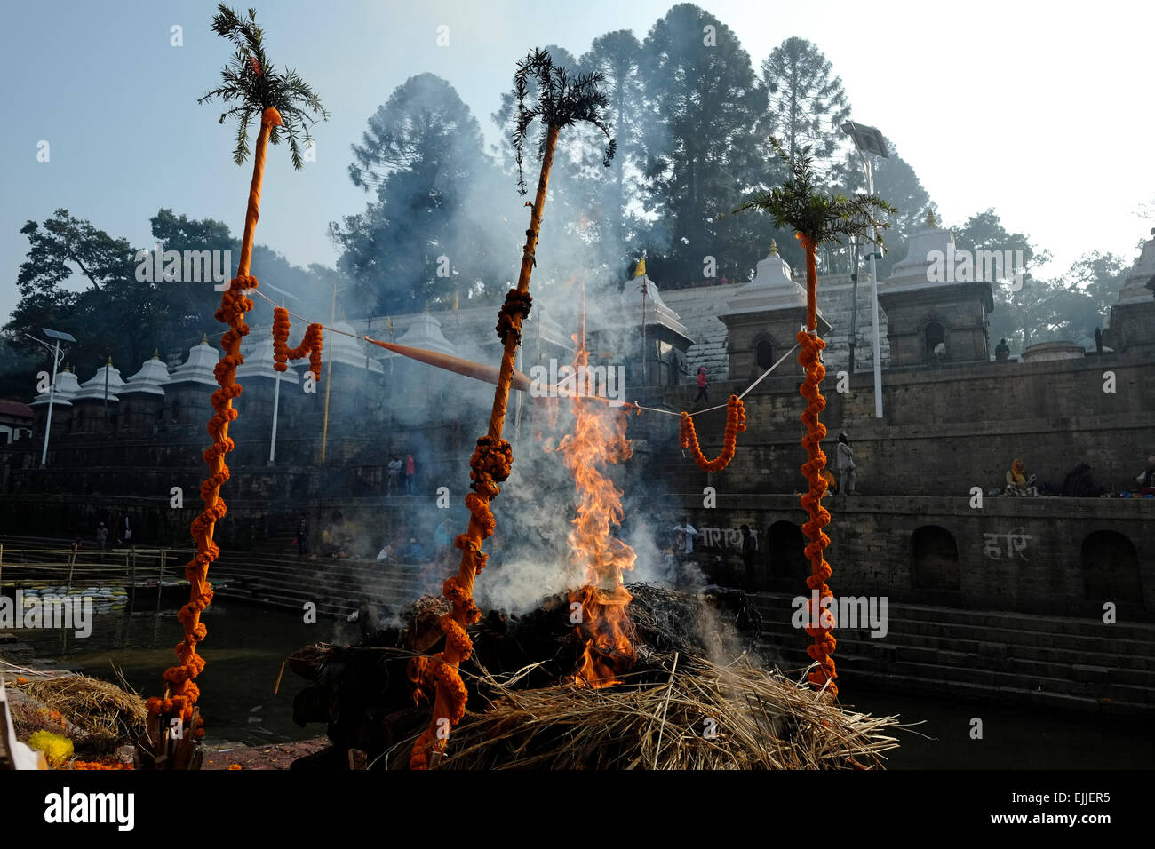 La cremazione dei morti avranno luogo presso il Tempio di Pashupatinath un indù santuario e uno dei più grandi siti di Shiva che si trova sulle rive del fiume Bagmati e elencato nella lista del Patrimonio Mondiale dell'UNESCO a Kathmandu in Nepal Foto Stock