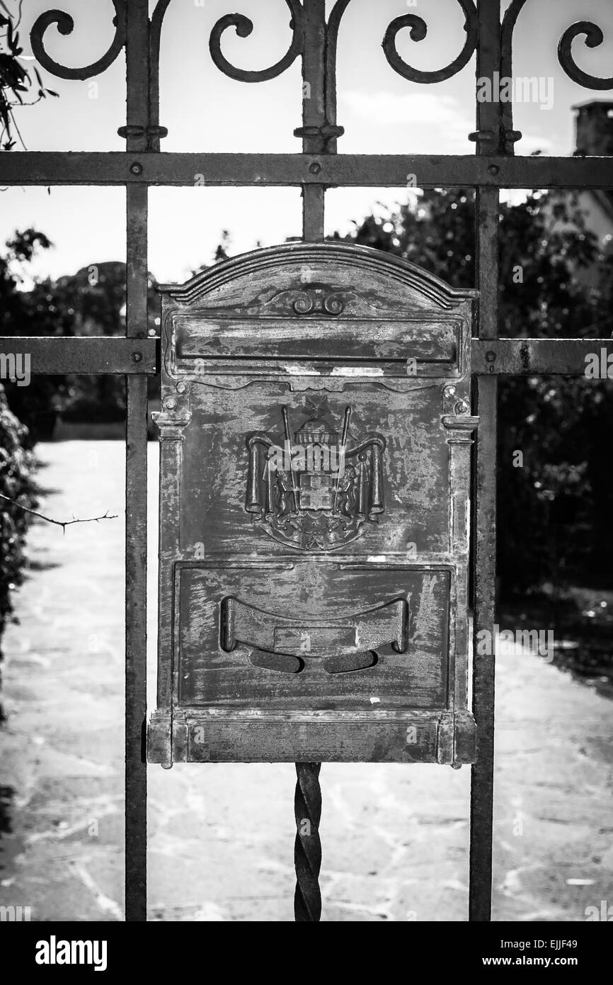Letter Box ferro battuto con decorazioni . Foto Stock