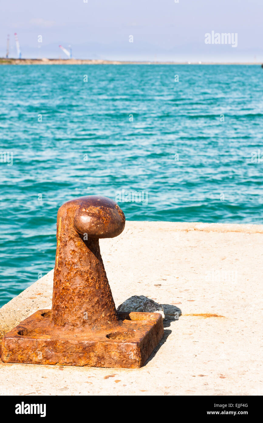 Rusty bollard per ormeggio barche . Foto Stock