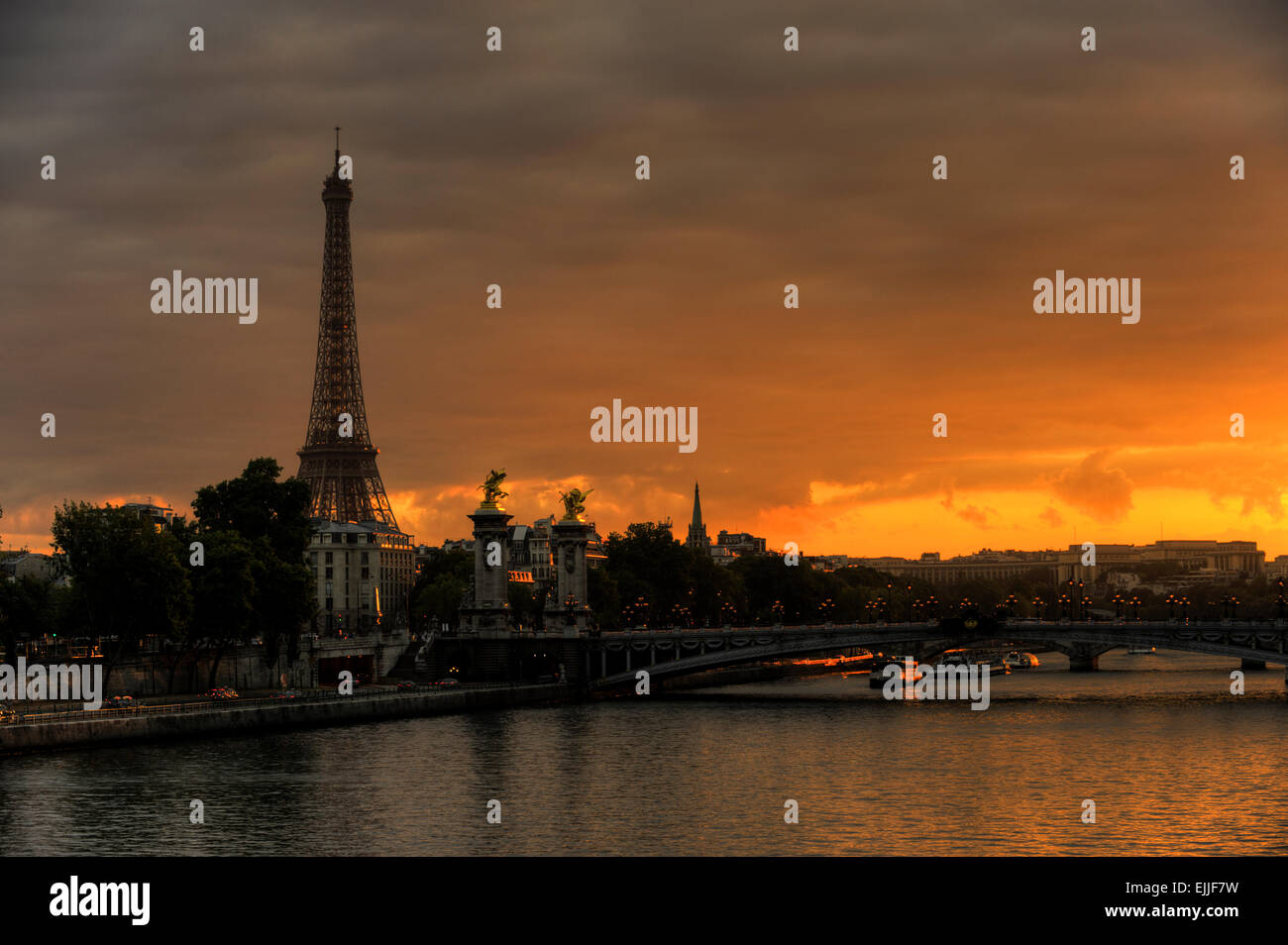 Eiffelturm, Seine und Brücke Pont Alexandre III a Parigi, Ile de France, Frankreich, Europa Foto Stock