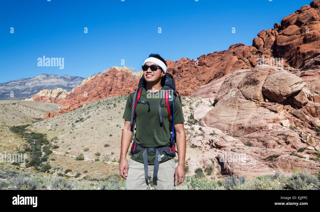 Escursionista con arrampicata su roccia marcia al Red Rock Canyon National Conservation Area Foto Stock